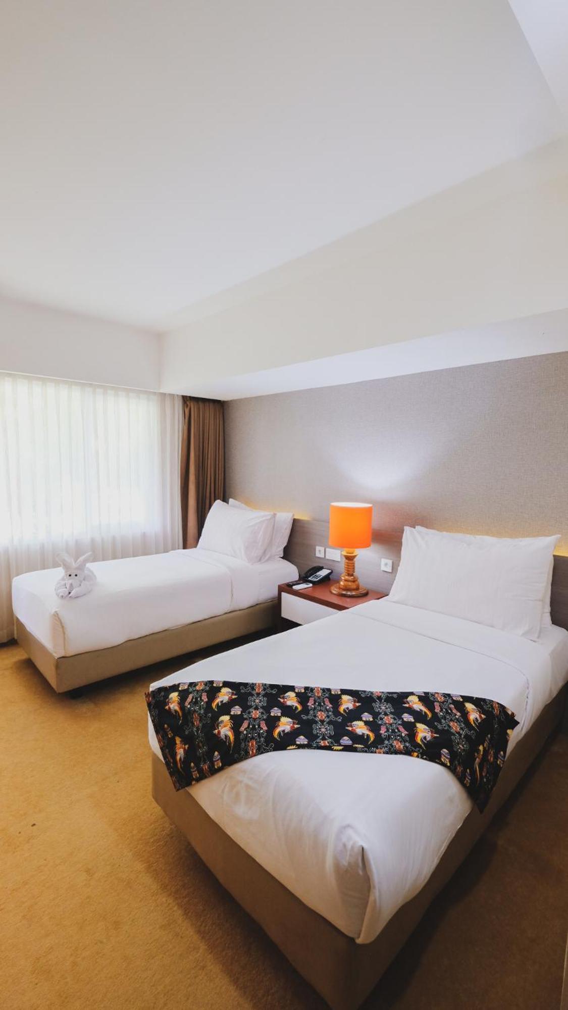 Hotel Suni Sentani - Managed By East Season Jayapura Exteriör bild