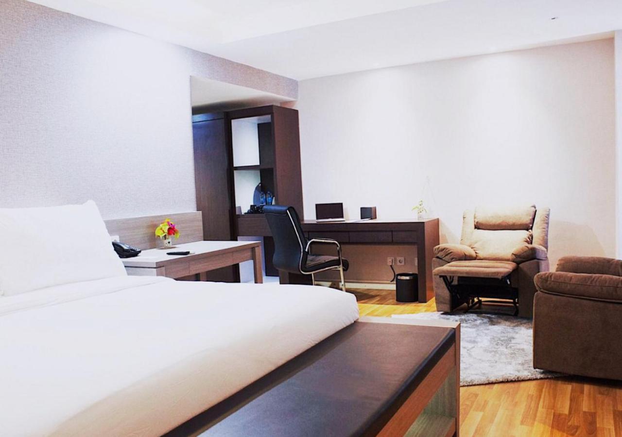 Hotel Suni Sentani - Managed By East Season Jayapura Exteriör bild