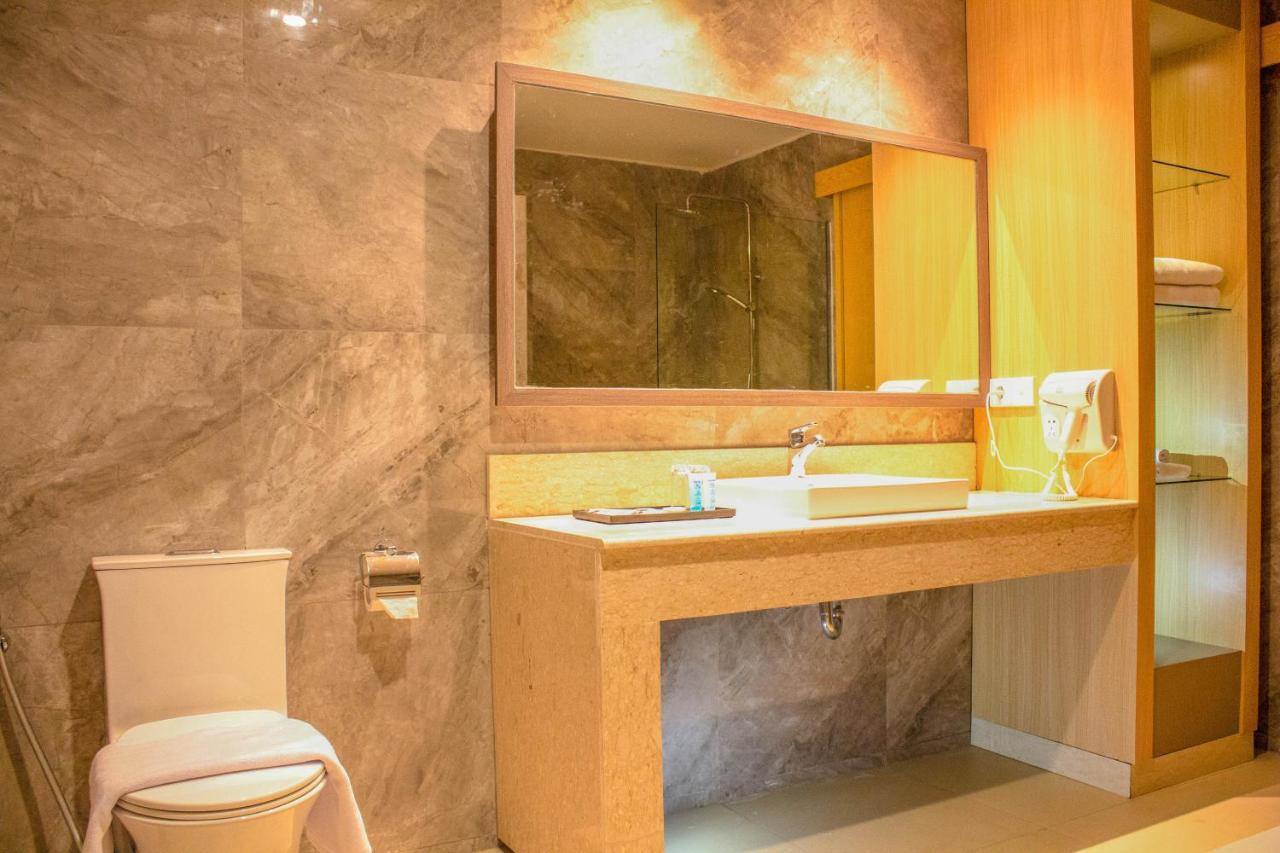 Hotel Suni Sentani - Managed By East Season Jayapura Exteriör bild